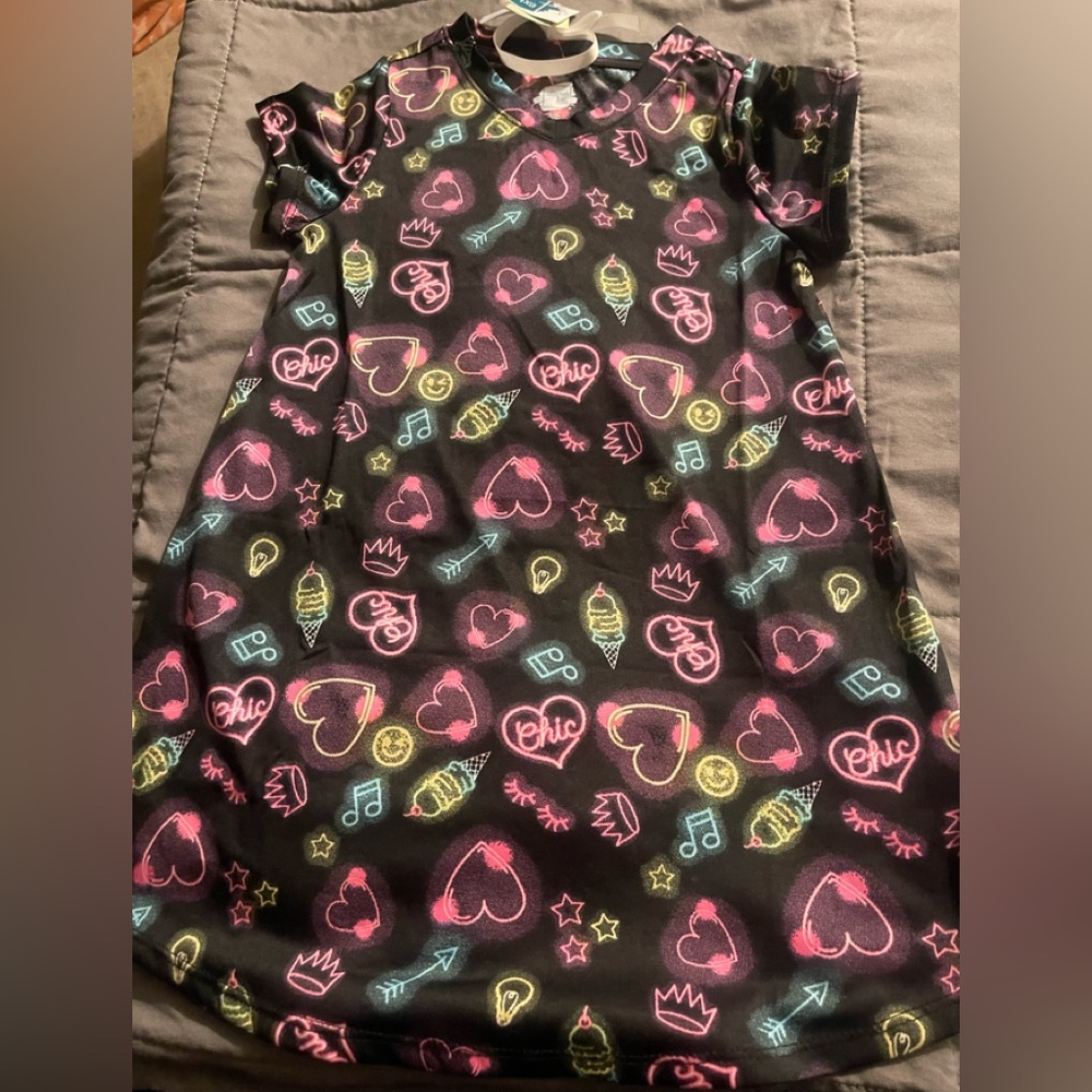 New black electric sleep tee size 6/7 girls